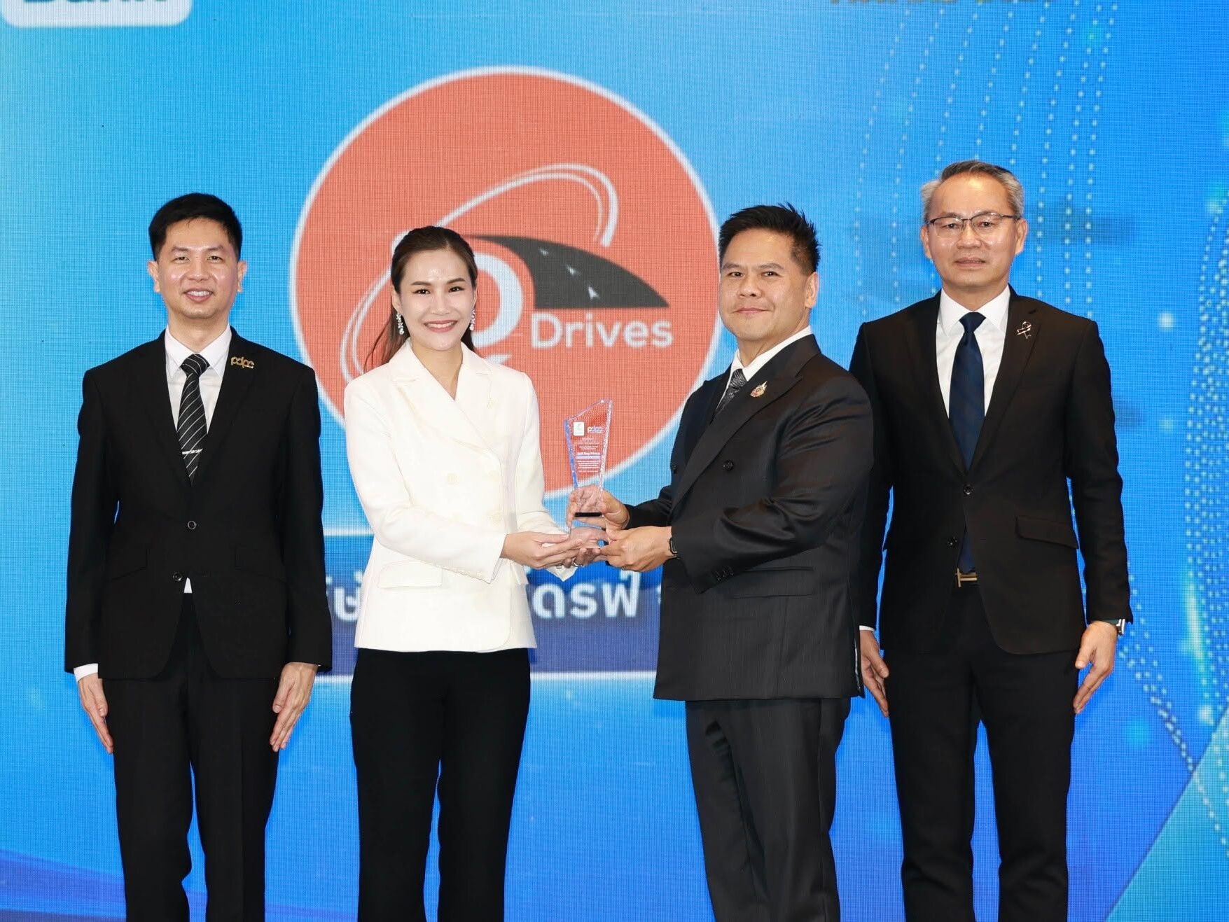 คุณณัชชา แสงสุรศักดิ์ เข้ารับมอบโล่เชิดชูเกียรติ